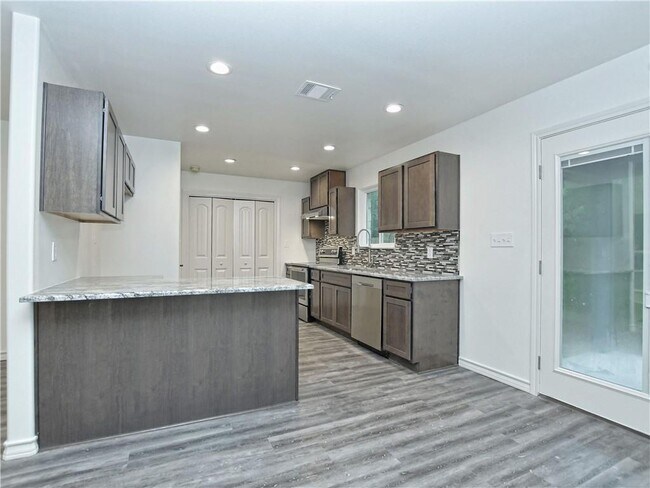 Building Photo - 208 Sendero Cove