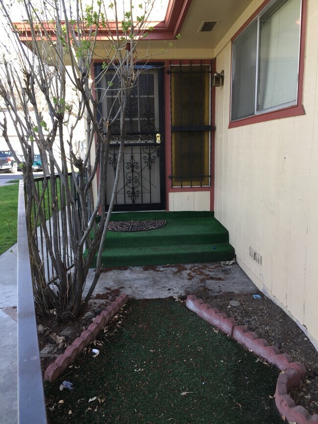 Building Photo - Convenient Sparks Location  with Pool and ...