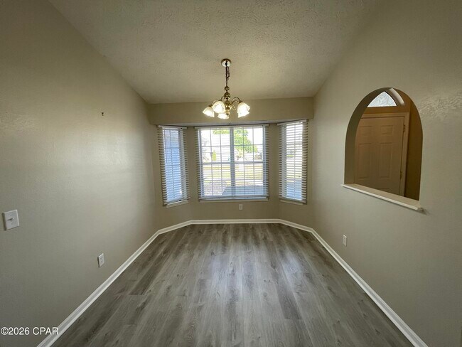 Building Photo - 140 Treasure Palm Dr