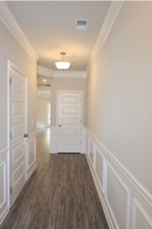 Building Photo - Beautiful 3 Bedroom Townhome-End Unit!