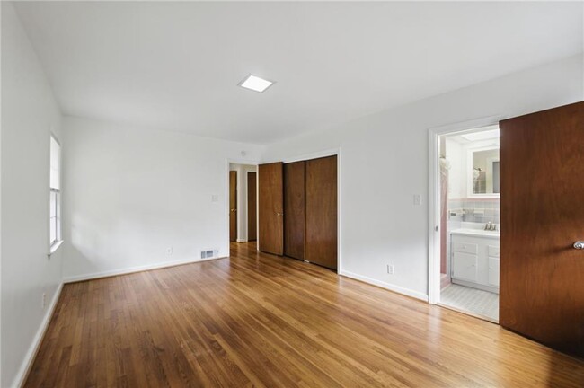 Building Photo - 2321 Tanglewood Rd