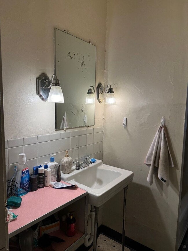 Building Photo - Pitt Student Housing – Spacious 5-Bed, 2-B...