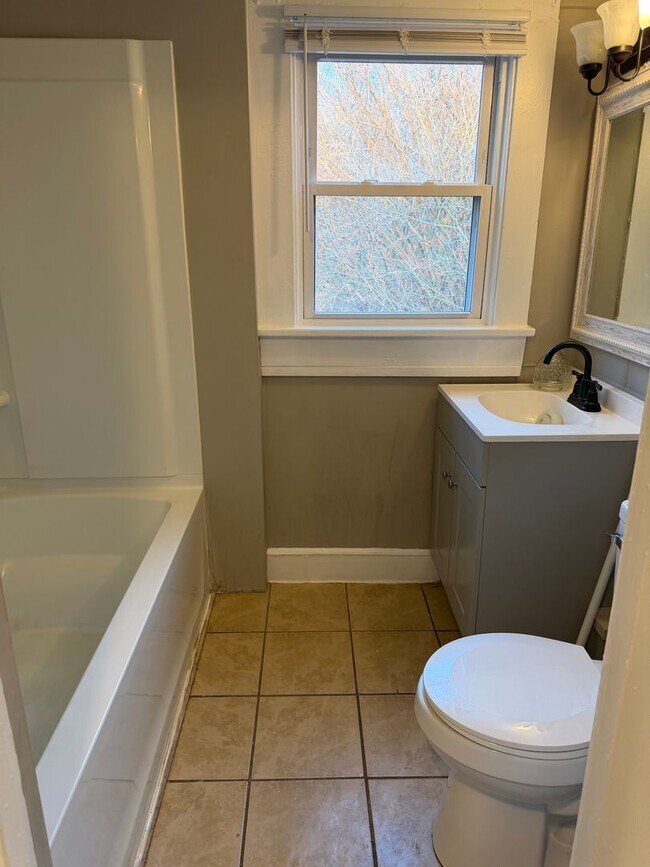 Building Photo - 921 Fairview Ave