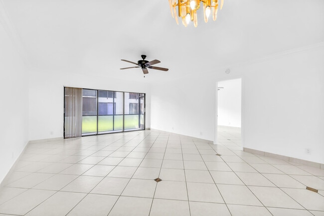 Building Photo - 153 W Laurel Dr