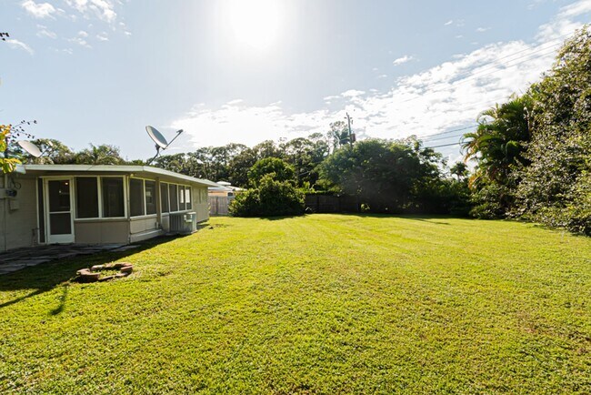 Building Photo - Annual Rental – Pet-Friendly Charming Napl...