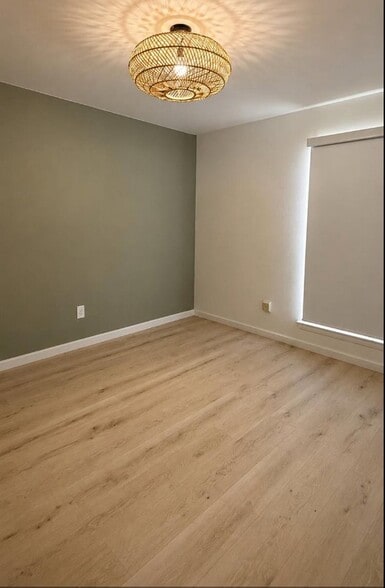 Building Photo - 9511 Bollingbrook Dr