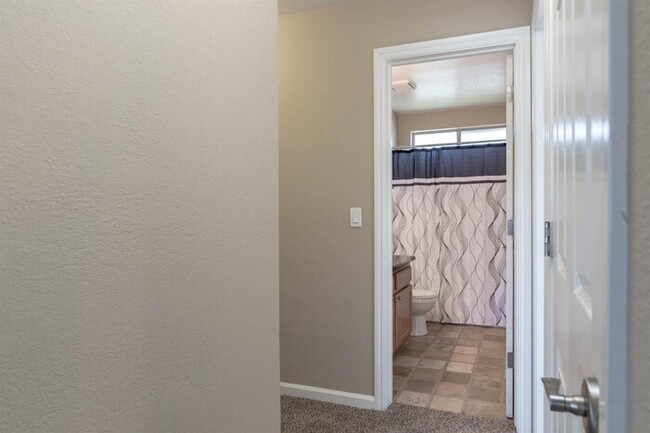 Building Photo - Modesto 2 Bedroom 2 Bath Condo "Parkview V...