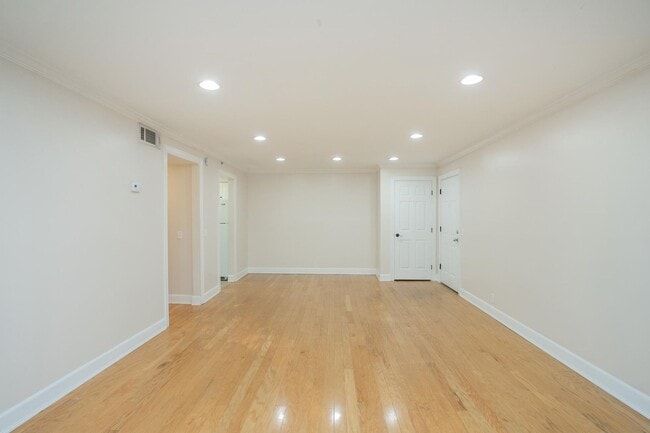 Building Photo - 525 N Dupont Ave