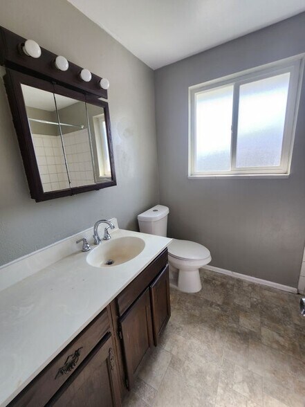 Building Photo - 721 Fraser St