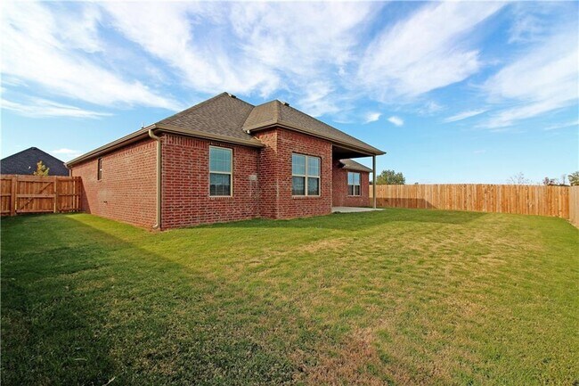 Building Photo - 2303 SW Elington St