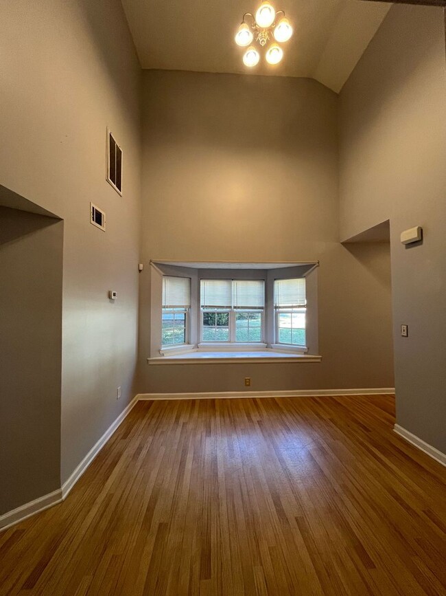 Building Photo - Charming 3-Bed, 2.5-Bath Townhome in Litho...