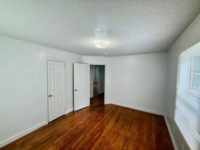 Building Photo - Two bedroom, 1 bath house in Burlington