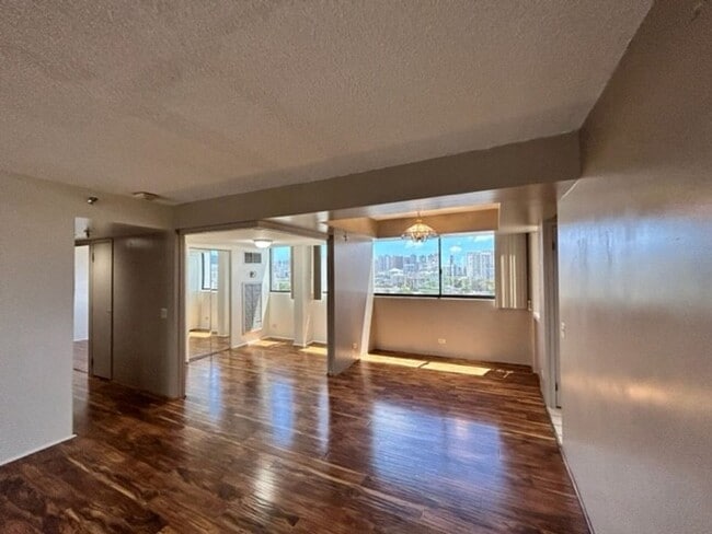 Building Photo - Beautiful & Convenient Punahou/Makiki 3-BR, 2-BA, 2-Parking