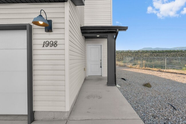 Building Photo - Comfortable and Spacious 4-Bedroom Townhom...