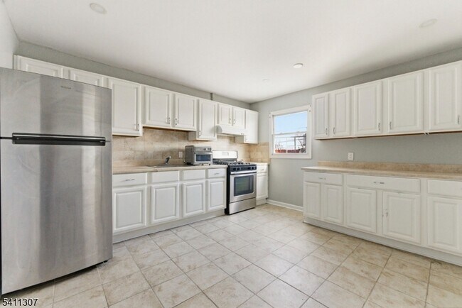 Building Photo - 467 Summer Ave