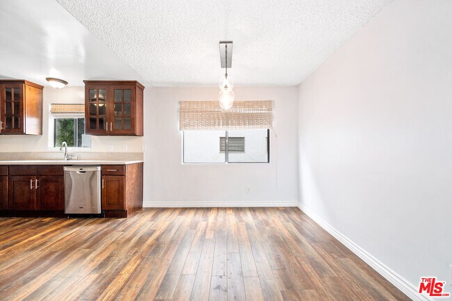 Building Photo - 1425 Centinela Ave