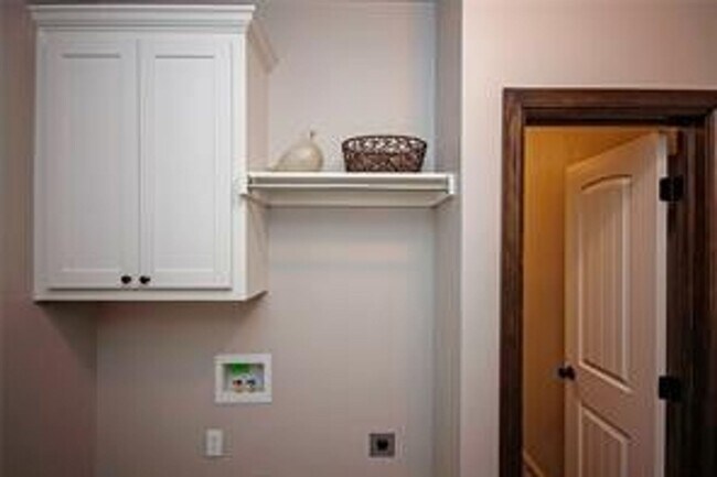 Building Photo - 3 Bed | 2 Bath | 2 Car Garage - Bungalow S...