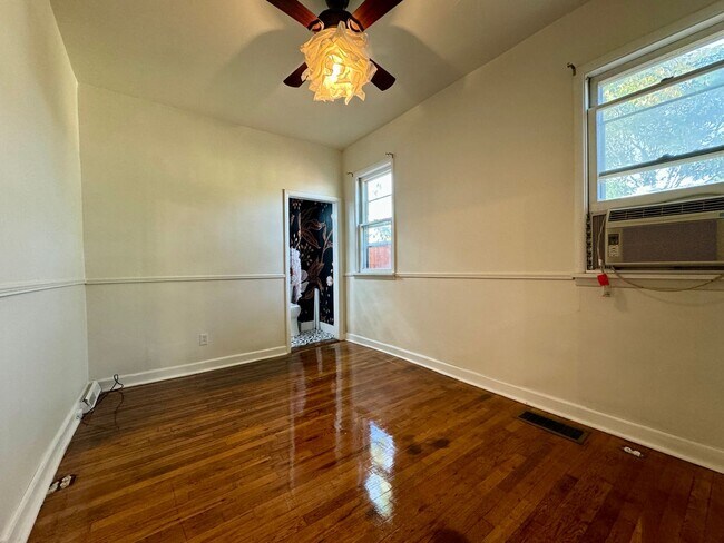 Building Photo - 3 Bedroom 2 Full Bath Plus Office Renovated Victorian Style Family Home Available Mid December!!