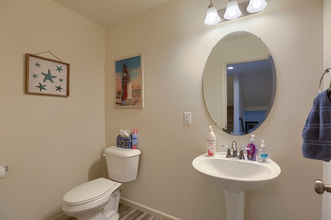 Building Photo - 4 bedroom townhome