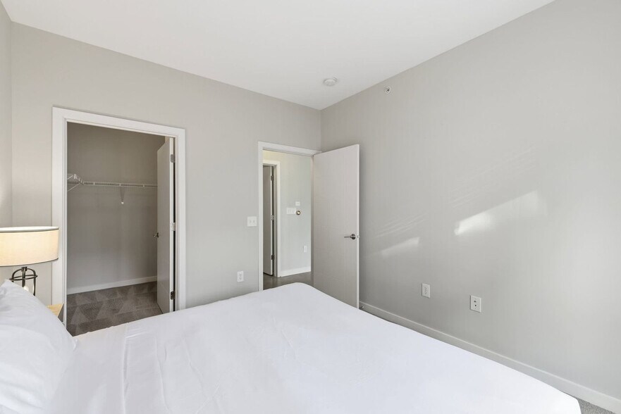 Building Photo - 421 E Market St