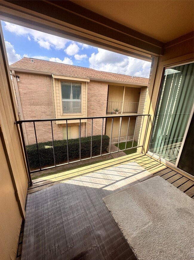 Building Photo - 700 Thicket Ln