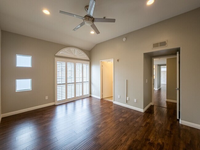 Building Photo - Luxury Living in Toluca Lake!
