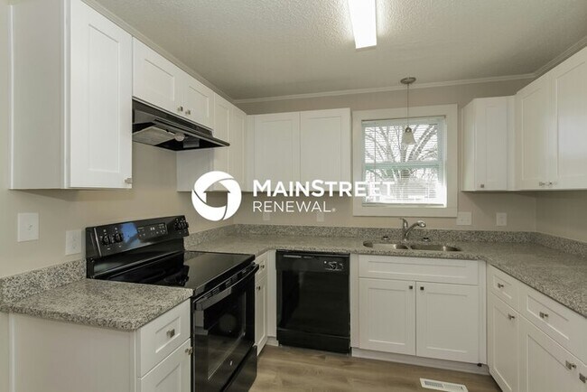 Building Photo - 3 Bedroom Pet-Friendly Home in Charlotte, NC with Main Street Renewal