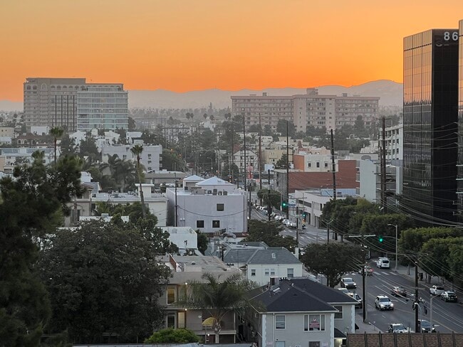 Building Photo - 321 S San Vicente Blvd