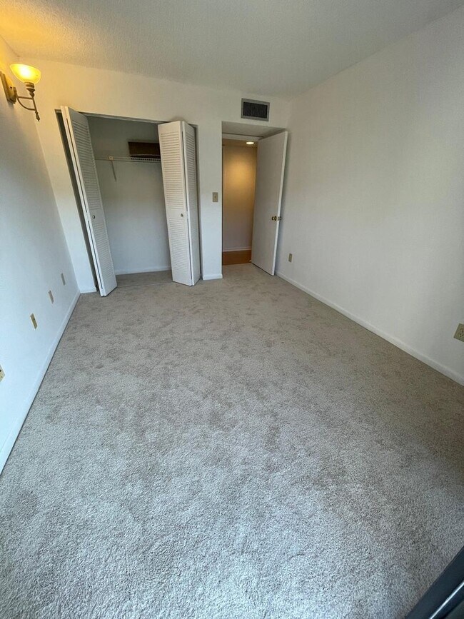 Building Photo - Calusa 403DN