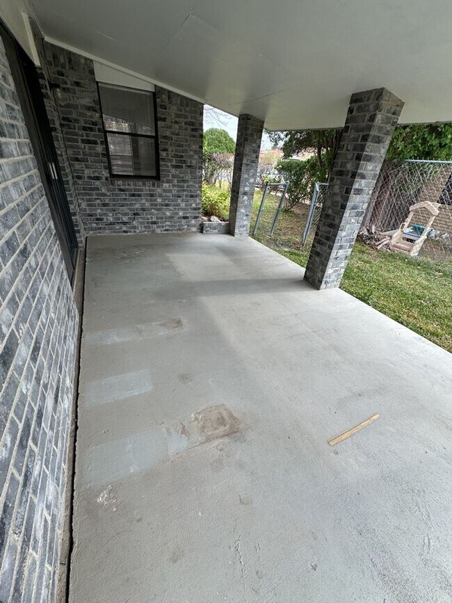 Building Photo - AVAILABLE NOW!!!