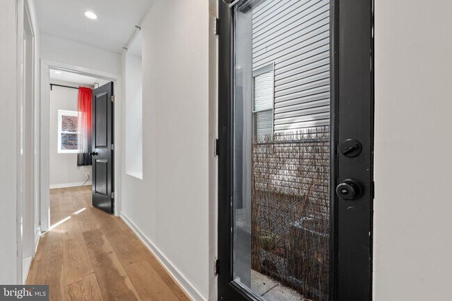 Building Photo - 2526 W Girard Ave