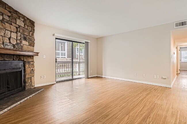 Building Photo - Mid August Availability! Spacious 1,177 sq...