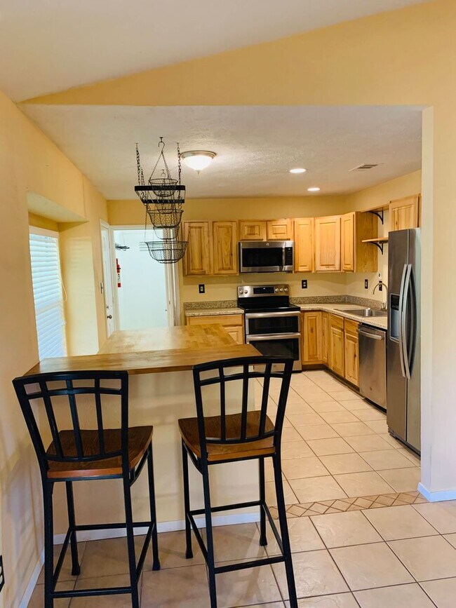 Building Photo - Move-In Ready 3-Bedroom in Sought-After Al...