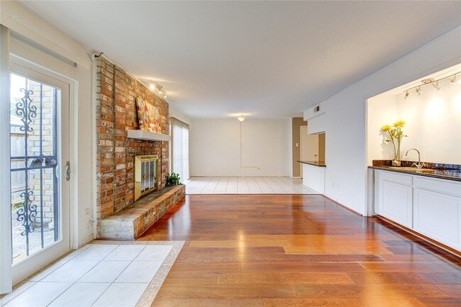 Building Photo - 10363 Briar Forest Dr