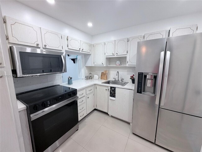 Building Photo - 1825 S Ocean Dr