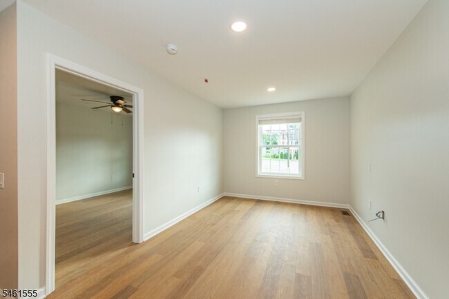 Building Photo - 39 Ledgewood Ave