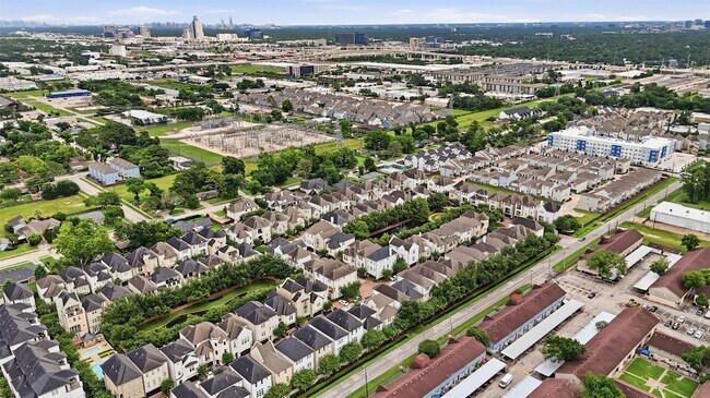 Building Photo - 1665 Upland Lakes