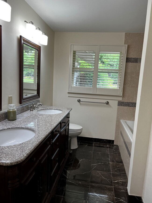 Building Photo - CLICK "REQUEST A TOUR" NOW!