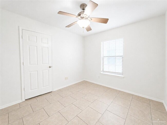 Building Photo - 1523 Oasis Dr