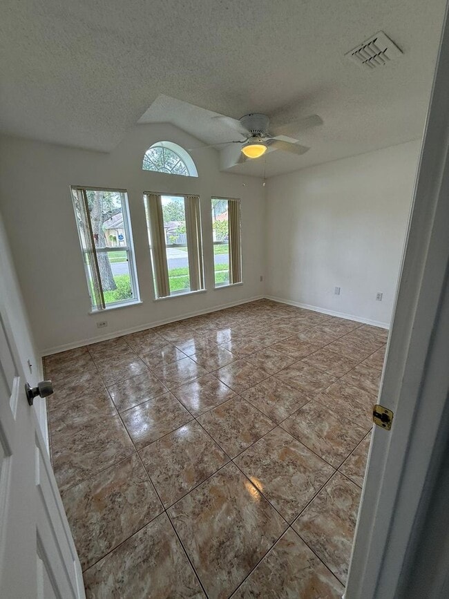 Building Photo - Recently renovated 4 Bedroom, 2 Bathroom, ...