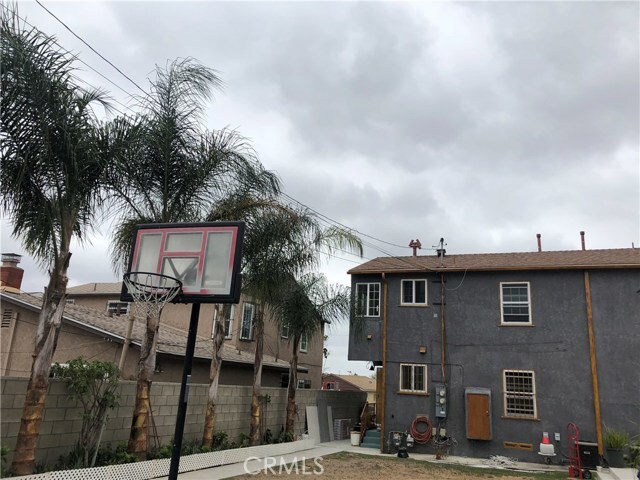 Building Photo - 10418 S Van Ness Ave