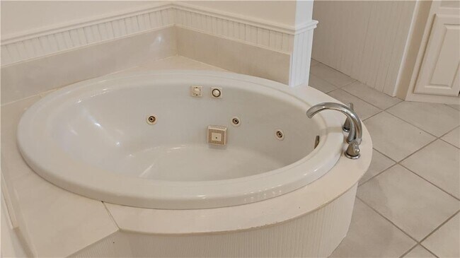 Building Photo - 3909 NE Kensington Ave