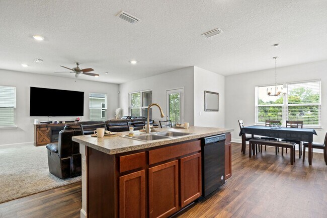 Building Photo - Stunning single-family 4bed/2.5 bath home