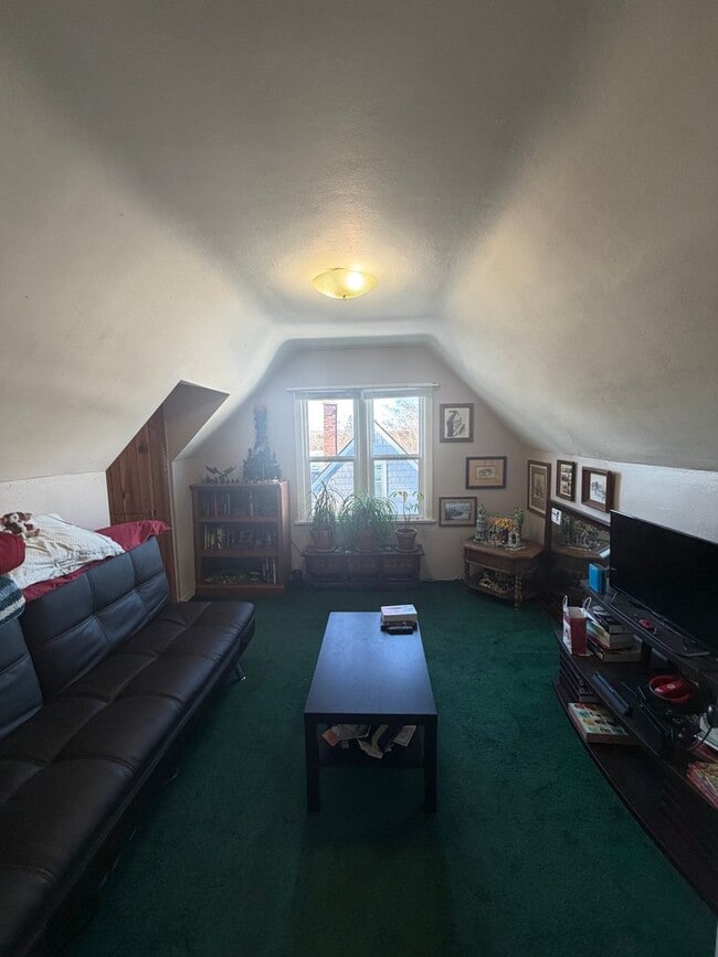 Building Photo - AVAILABLE JUNE -4 Bed, 2 Bath Home with Garage!