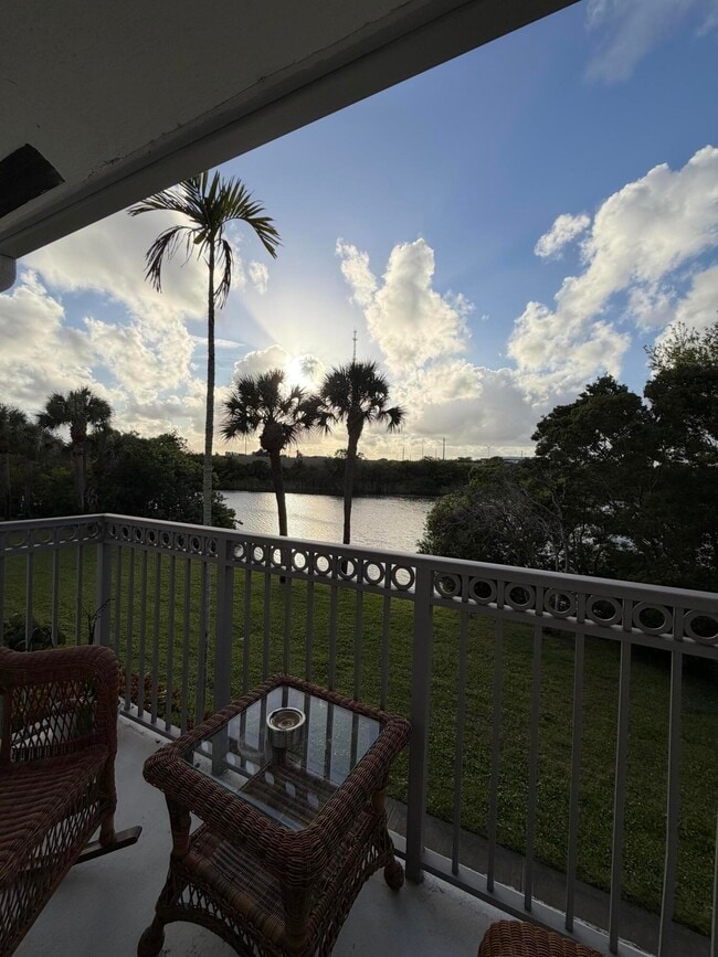 Building Photo - 2052 Alta Meadows Ln