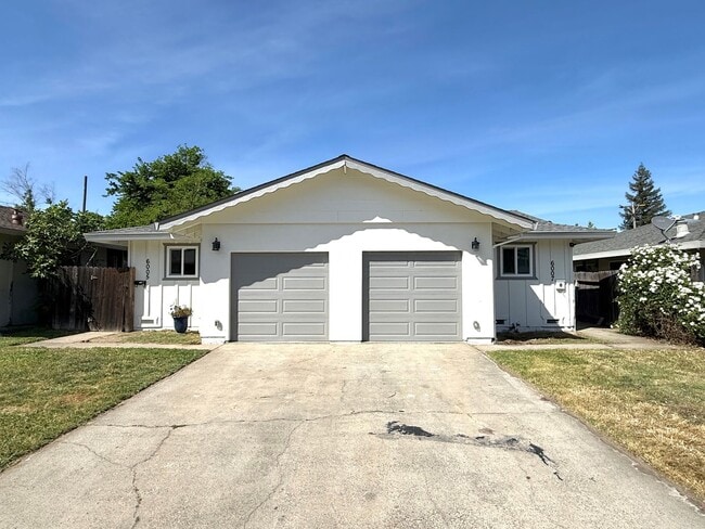 Building Photo - Fully Renovated 2 bed 1 bath !!