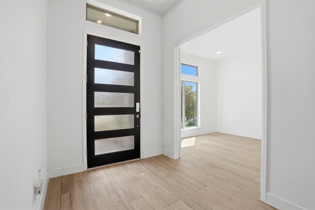 Building Photo - 2202 Mallow Ln