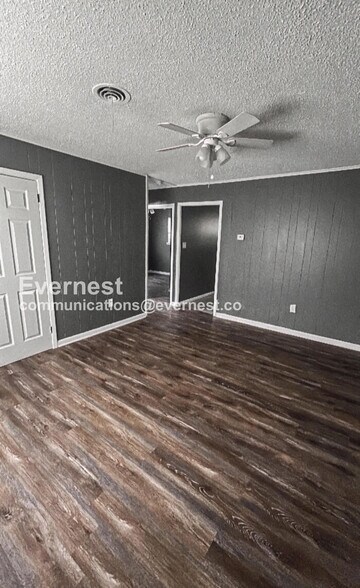 Building Photo - 4922 E Willow St