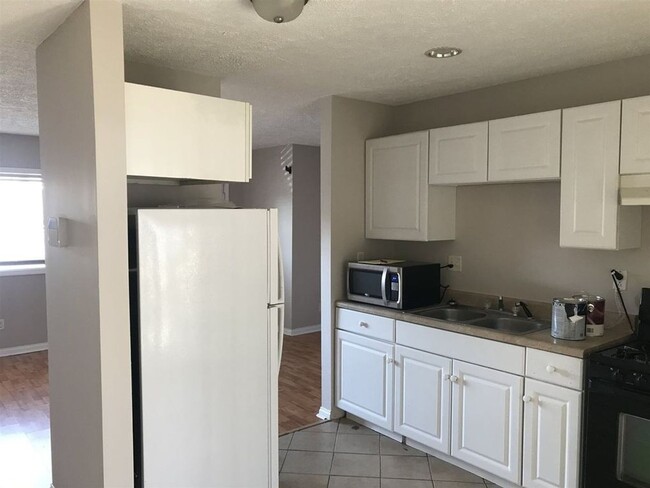 Building Photo - 3 BR - 1BTH Single Family Home!