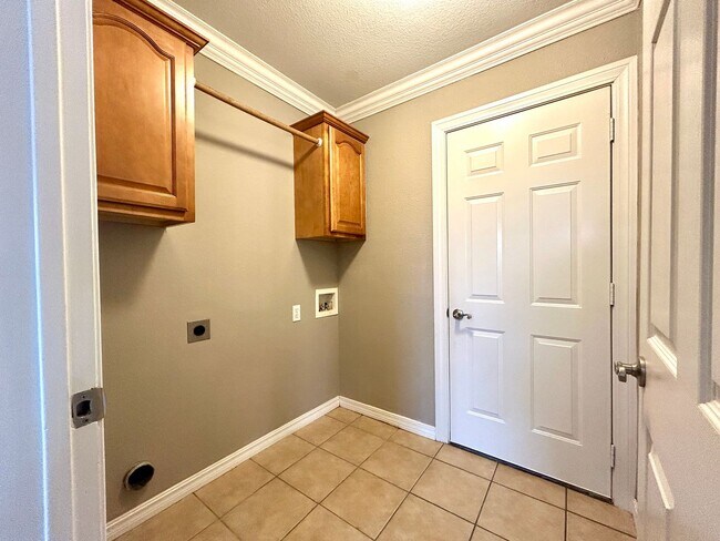 Building Photo - Spacious 3 bed 2 bath Single Family with a Large Fenced Backyard!